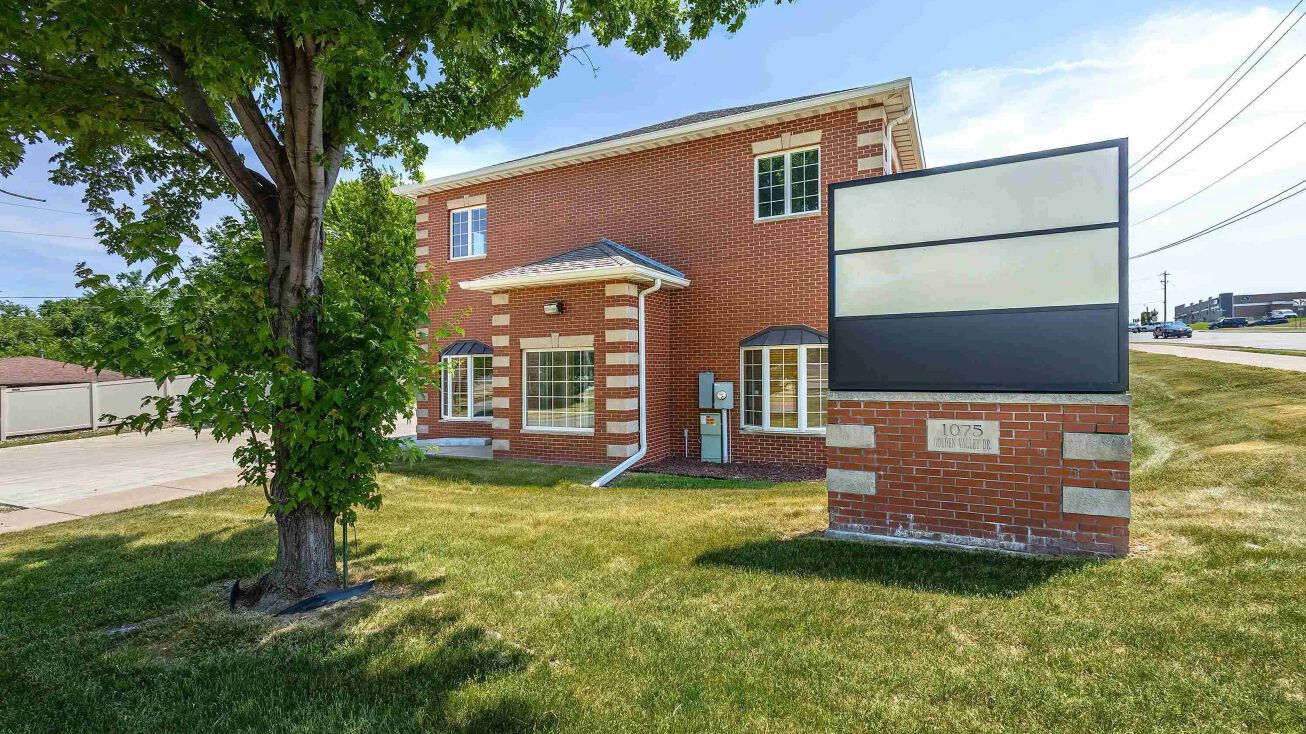 1075 GOLDEN VALLEY Drive, Bettendorf, IA 52722