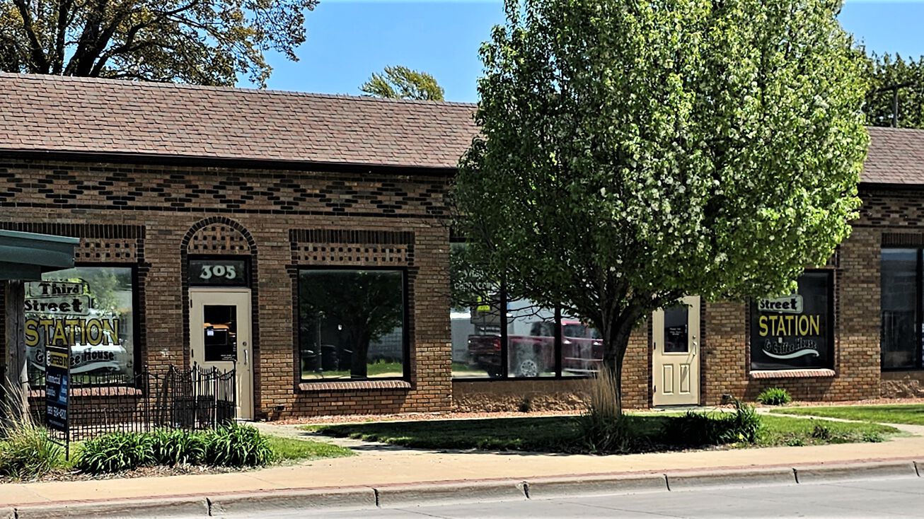 Pictures of Retail property located at 305 S Mable St, Pinconning, MI 48650 for sales - image #1