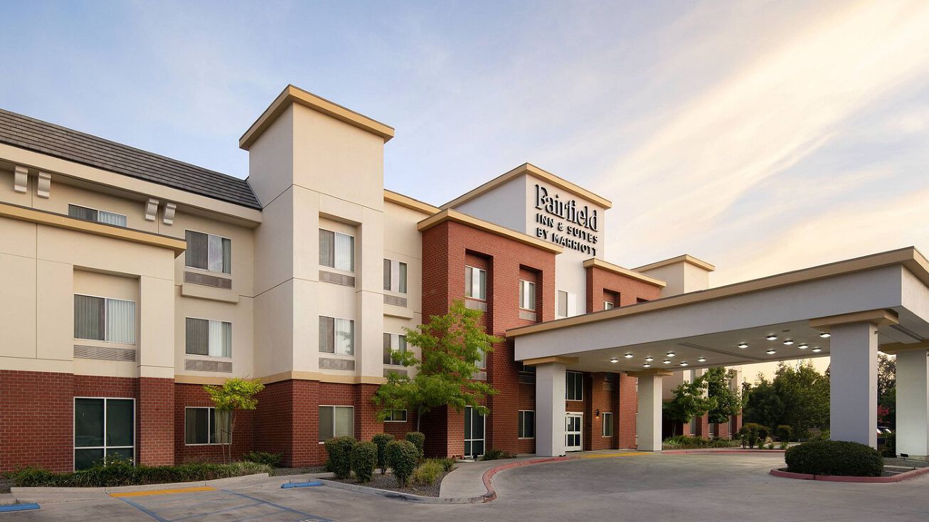 1225 Hillman St, Tulare, CA 93274