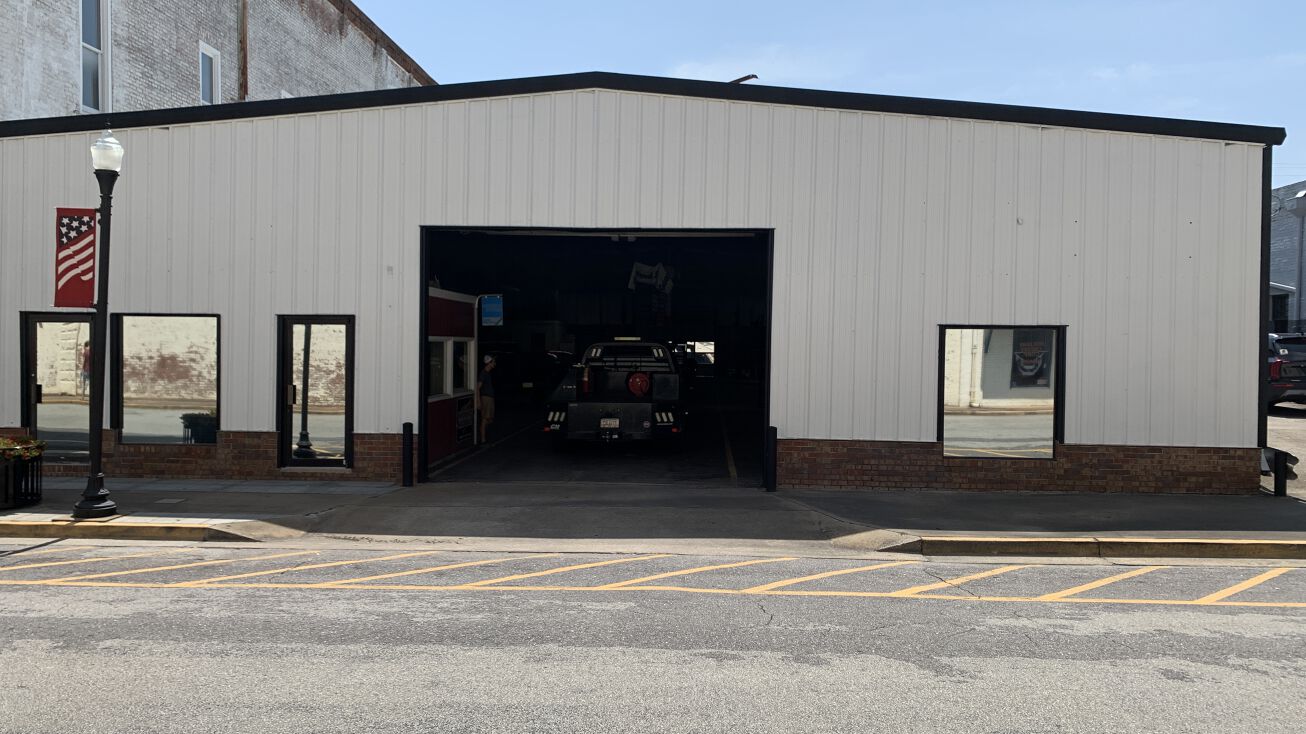 19 S McIntosh St, Elberton, GA 30635