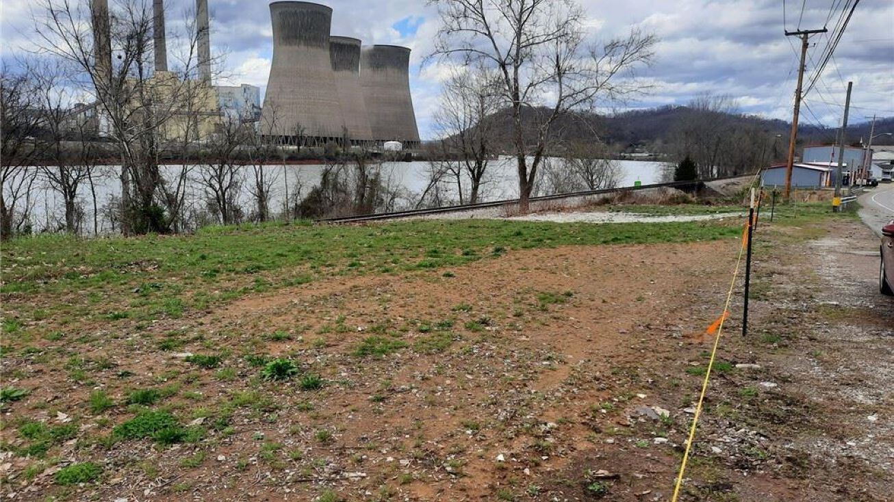 2395 Charleston Rd, Poca, WV 25159