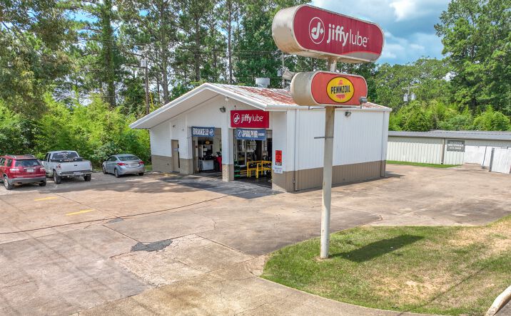 Pictures of Retail property located at 205 Edgewood Dr, Pineville, LA 71360 for sales - image #1