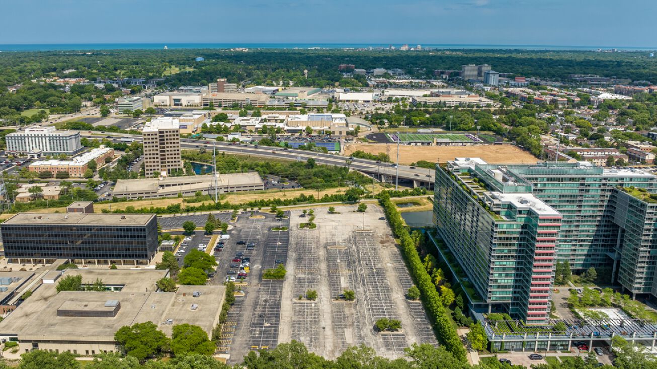 9801 Woods Dr, Skokie, IL 60077