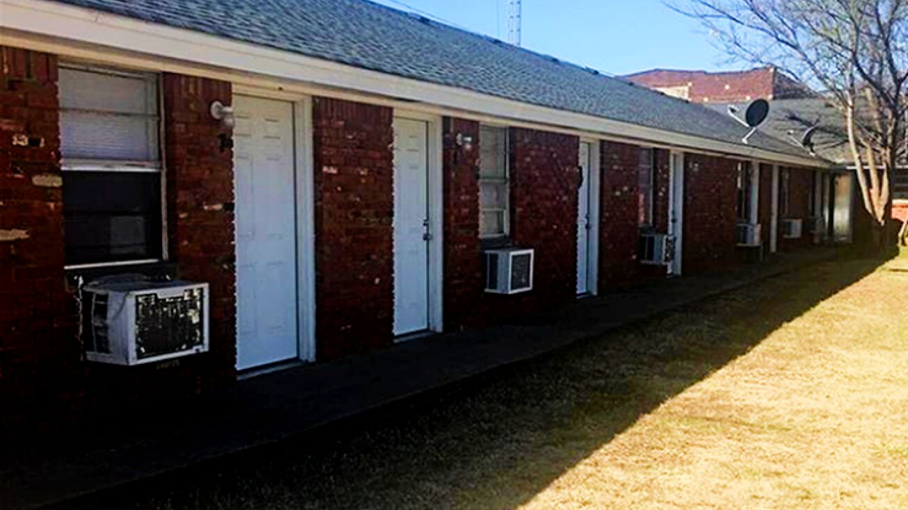 19 S Broadway Ave, Carnegie, OK 73015