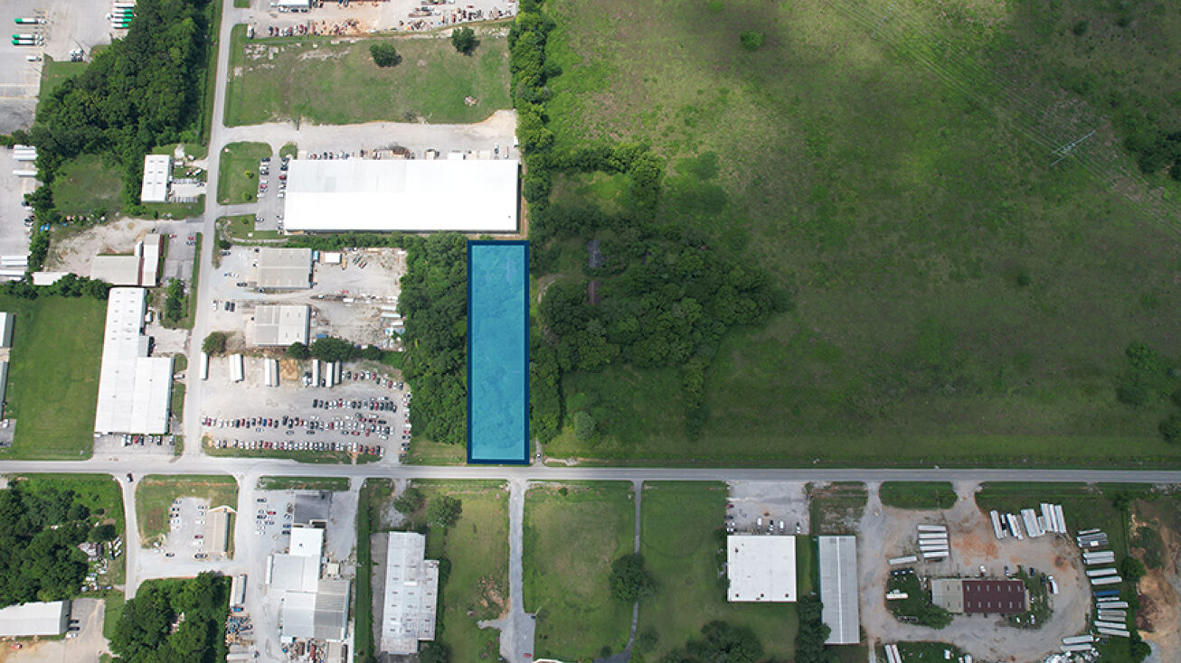 858 McEntire Ln NW, Decatur, AL 35601