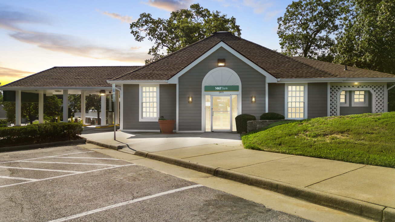 12451 Hedges Run Dr, Woodbridge, VA 22192