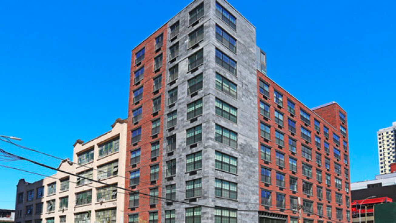 4260 Crescent St, Queens, NY 11101