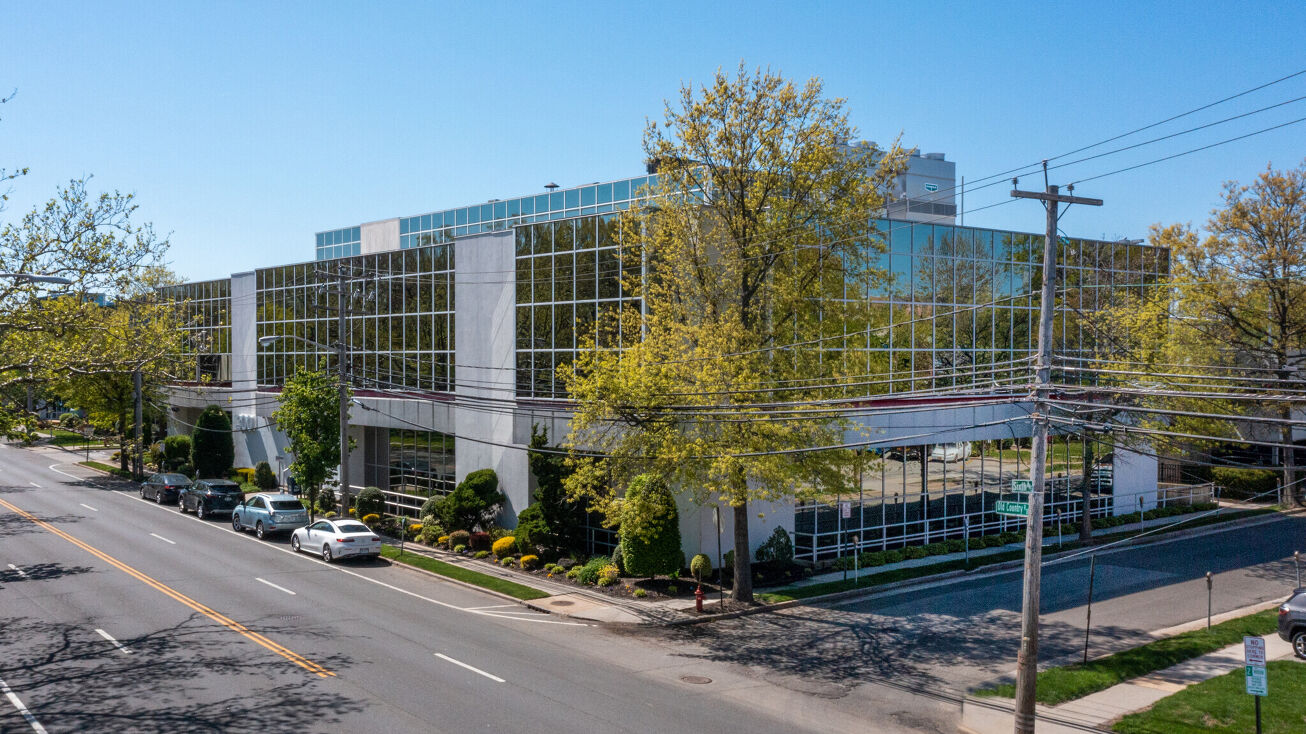 300 Old Country Rd, Mineola, NY 11501