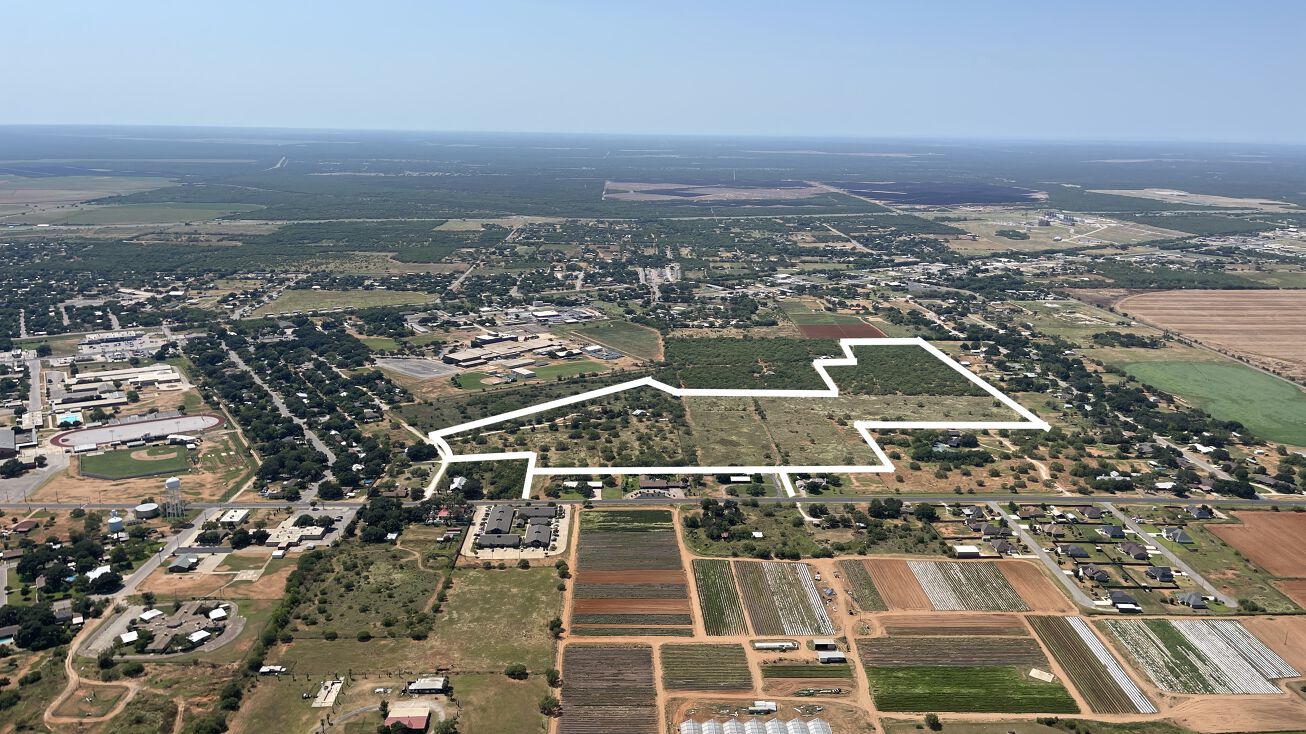 510 William Dr, Pearsall, TX 78061