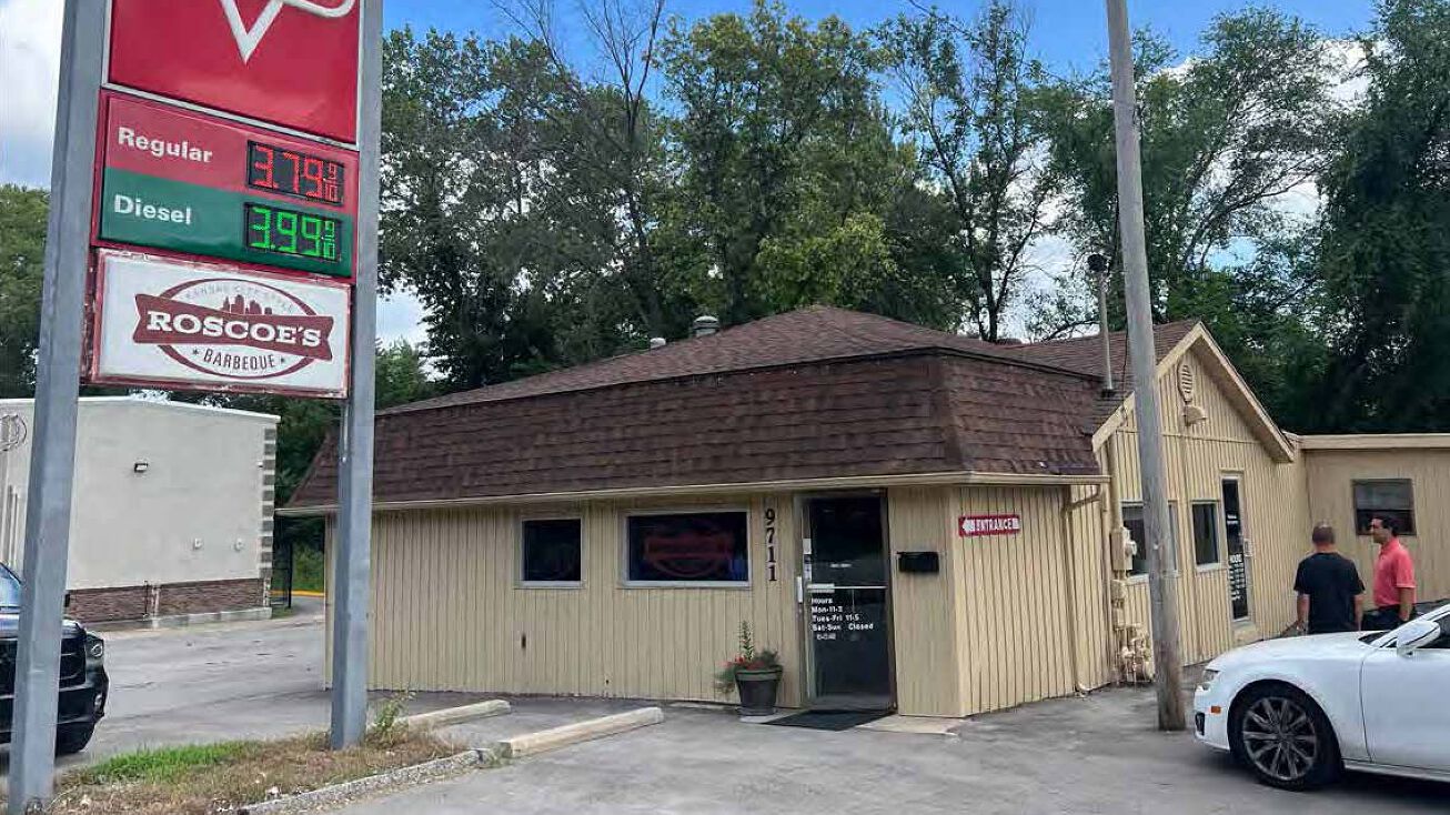 9711 Kaw Dr, Edwardsville, KS 66111