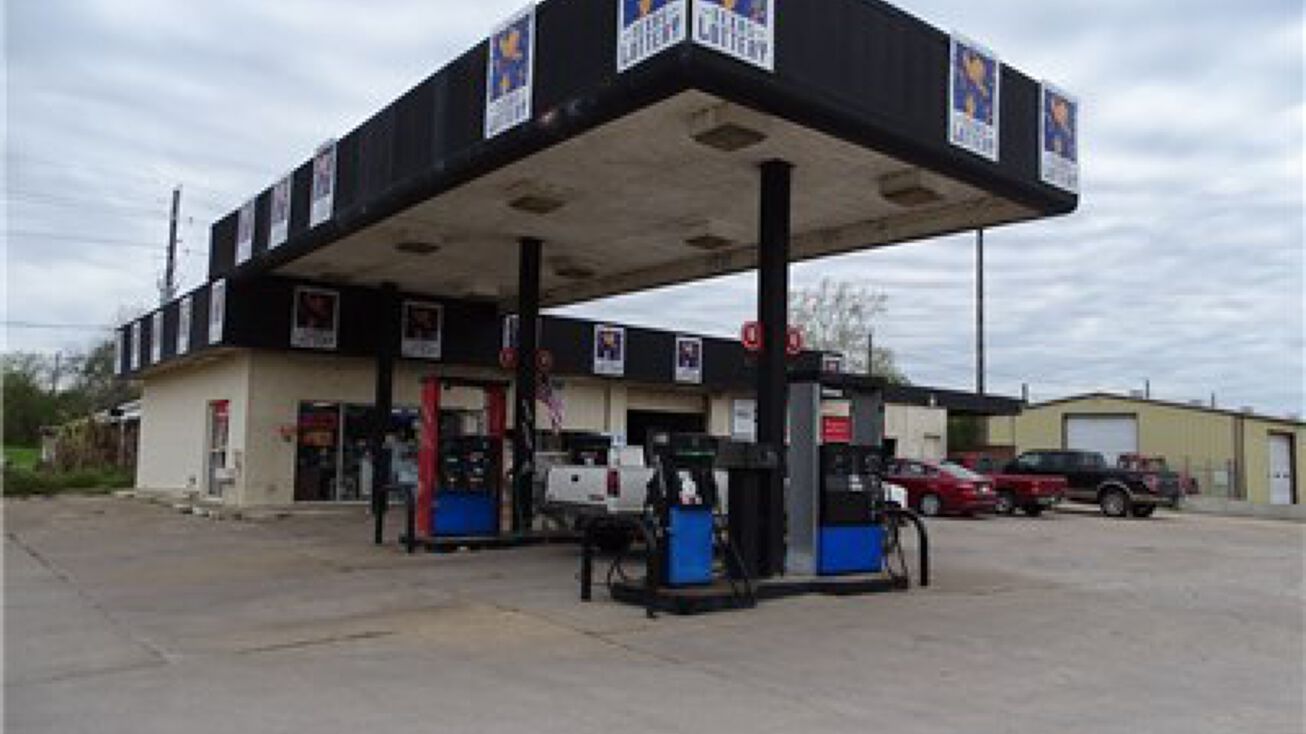 6003 Commerce Street, Wallis, TX 77485