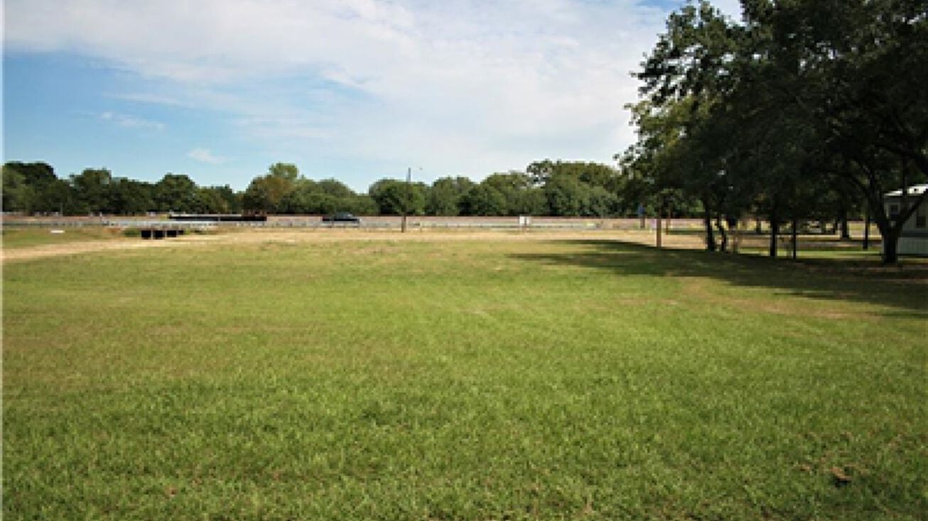 5815 Commerce Street, Wallis, TX 77485