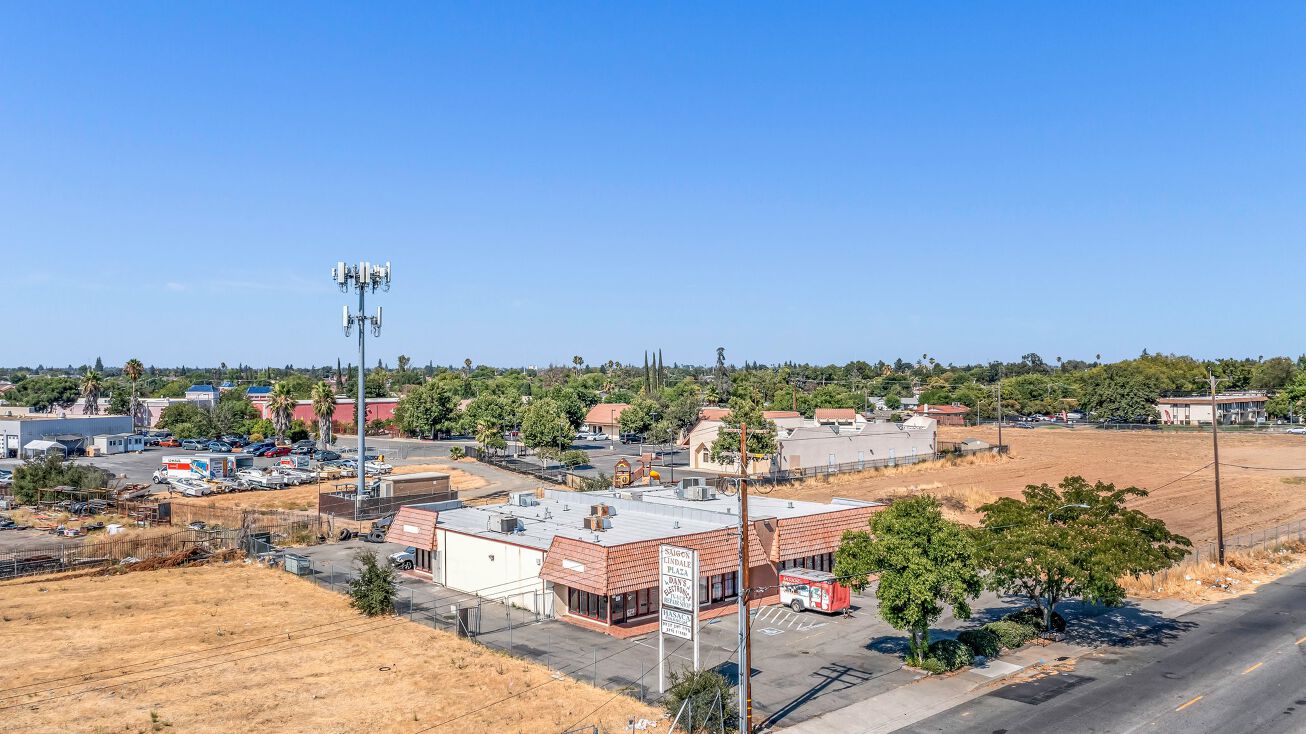 6883 Lindale Dr, Sacramento, CA 95828