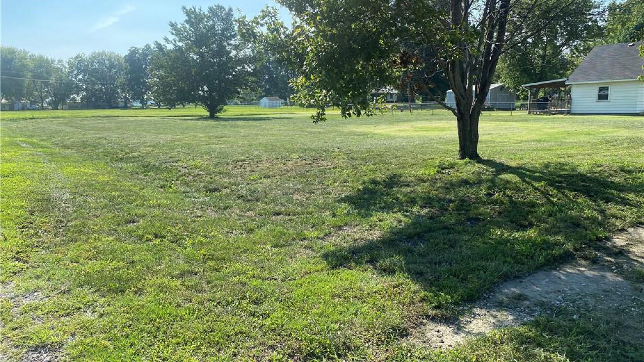 700 Elm Street, Henrietta, MO 64036