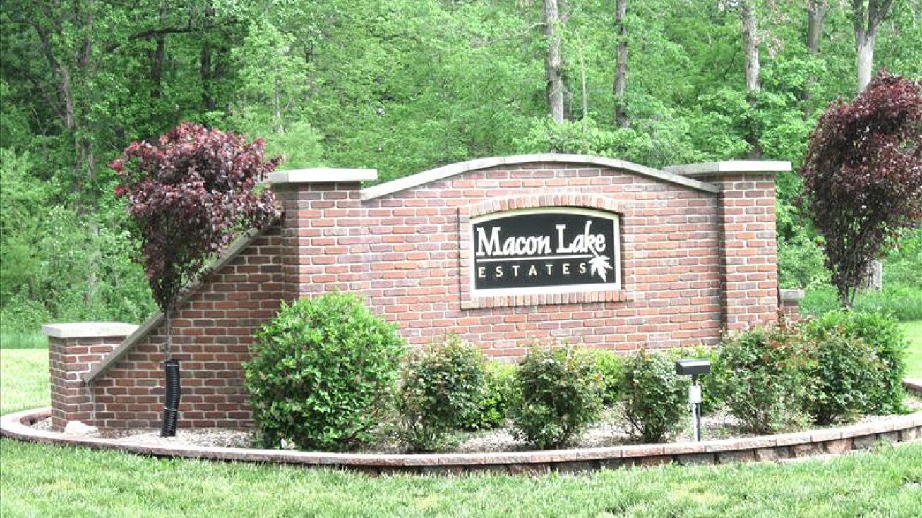 1803 Robin Hood Ln, Macon, MO 63552