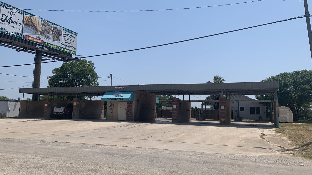 1813 10th St, Floresville, TX 78114