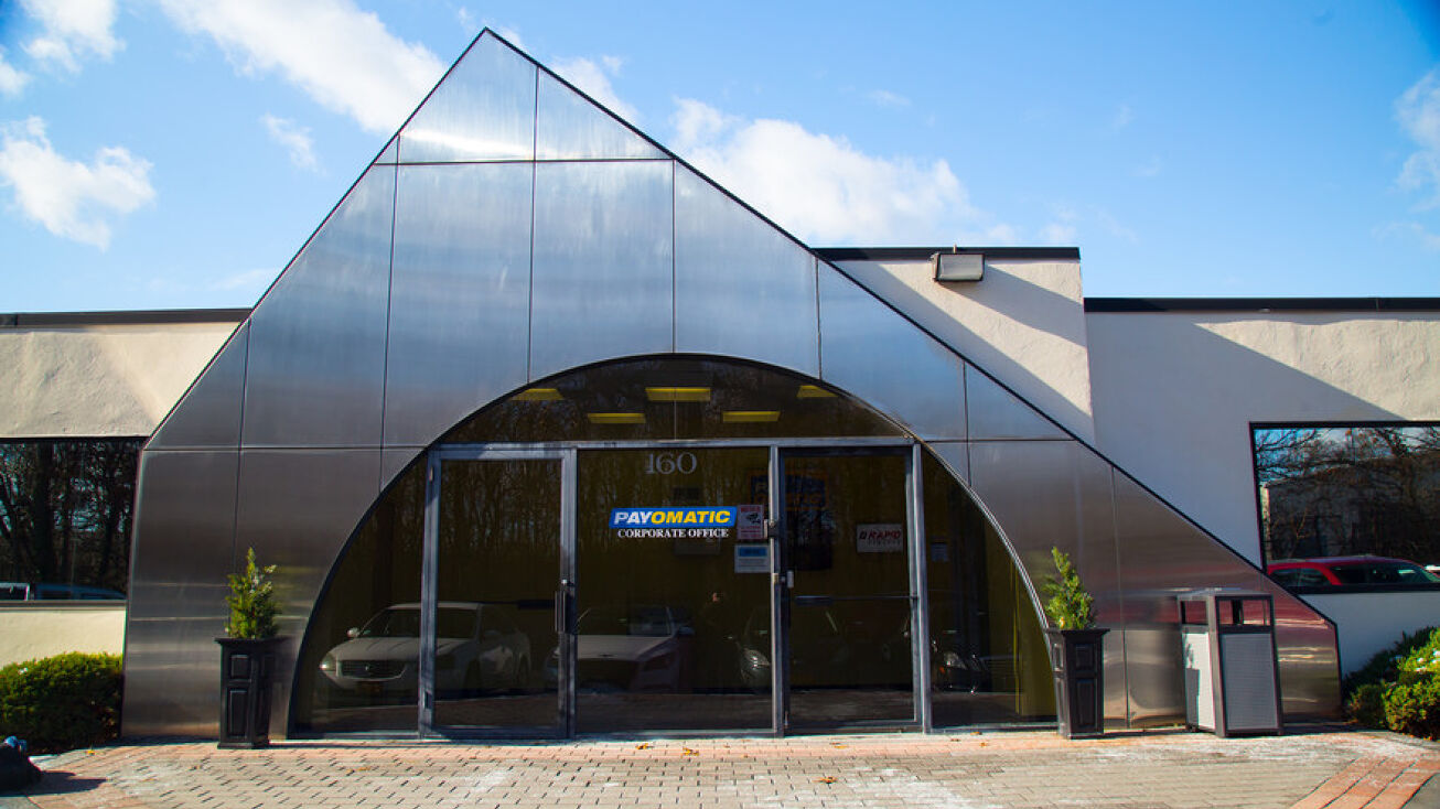 160 Oak Dr, Syosset, NY 11791