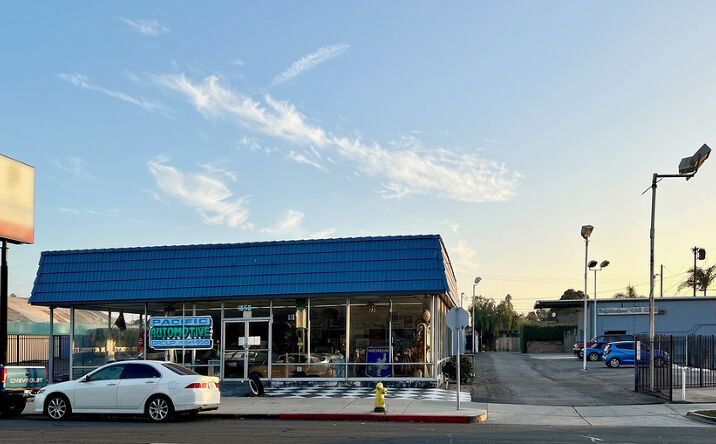 Pictures of Retail property located at 1858 E Thompson Blvd, Ventura, CA 93001 for sales - image #1
