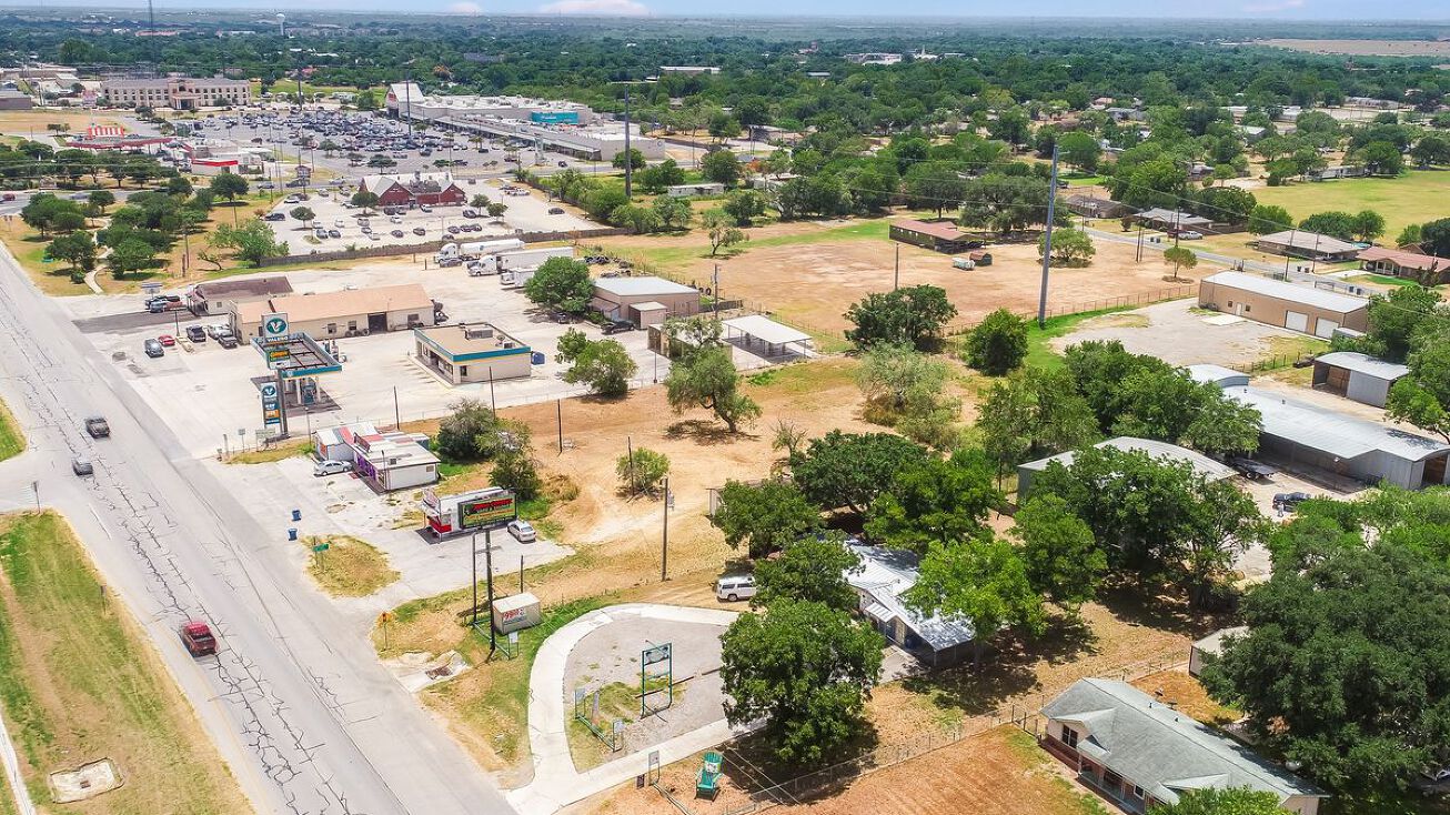 705 10th St, Floresville, TX 78114