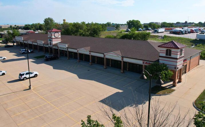 Pictures of Office, Retail property located at 3881 121st St, Urbandale, IA 50323 for sales - image #1