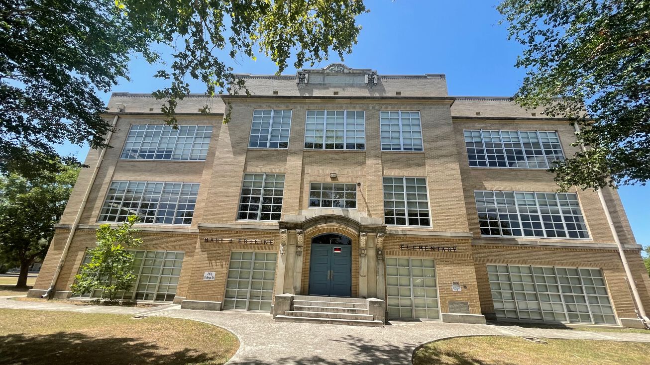 216 E College St, Seguin, TX 78155