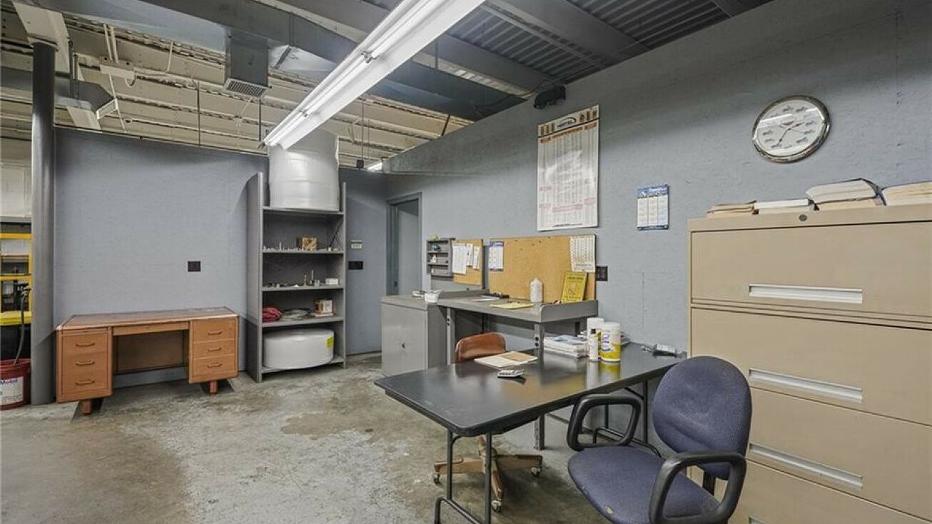 140 Uxbridge St, Cranston, RI 02920