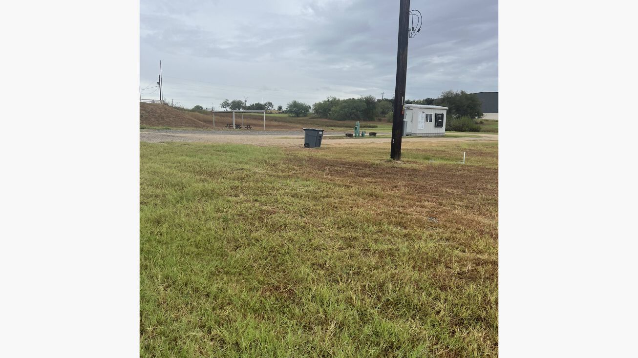 1801 Bentwood Dr, Floresville, TX 78114