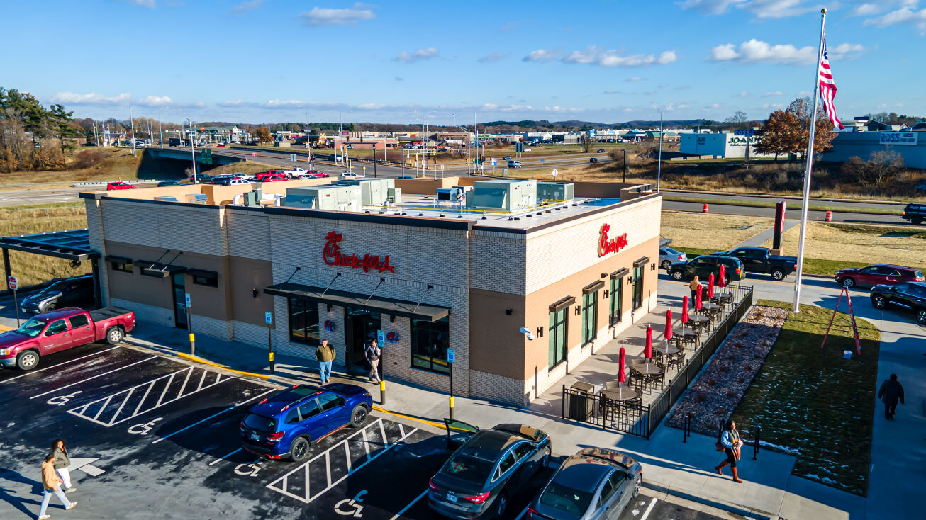 Pictures of Retail property located at 3849 S Oakwood Mall Dr, Eau Claire, WI 54701 for sales - image #1