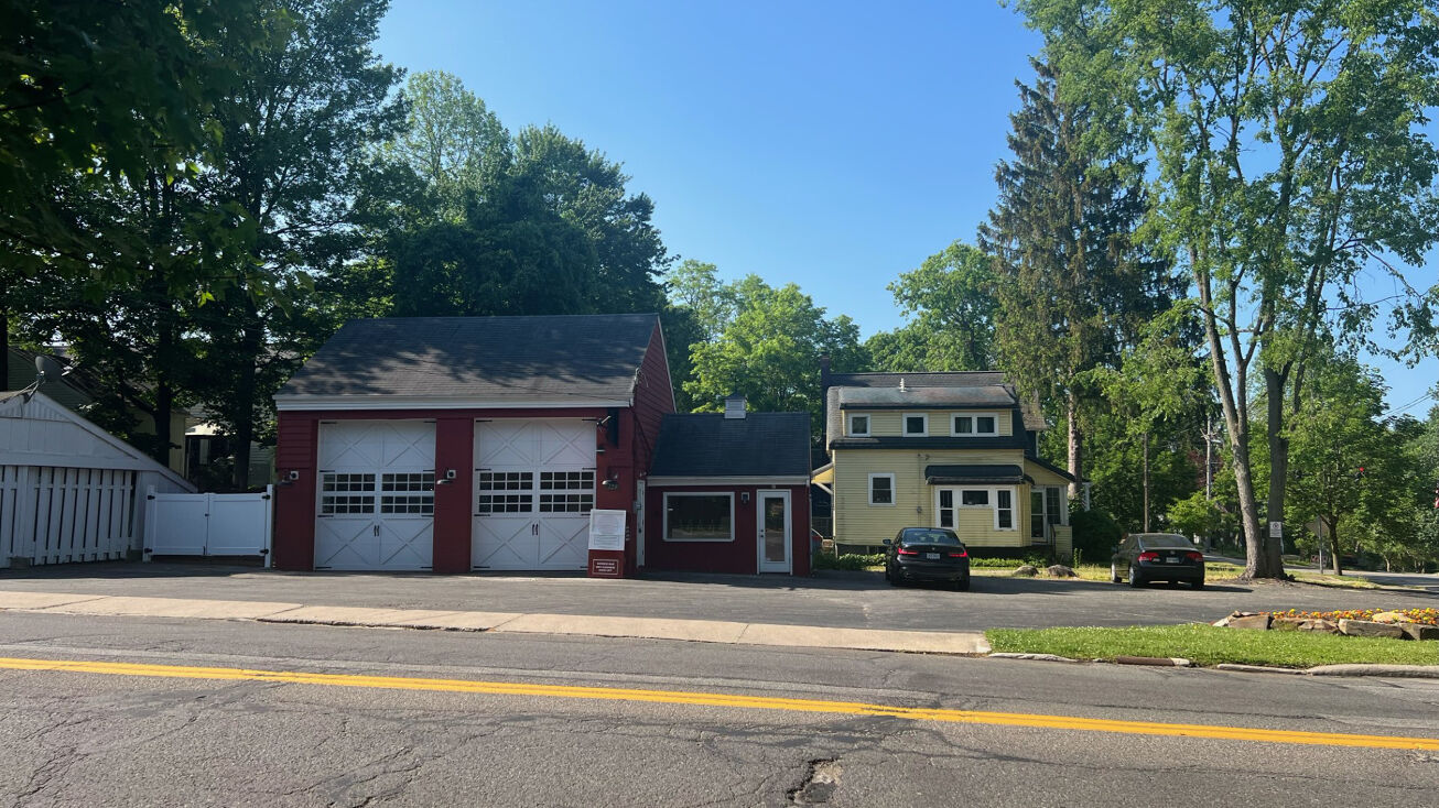 129 Maple St, Chagrin Falls, OH 44022