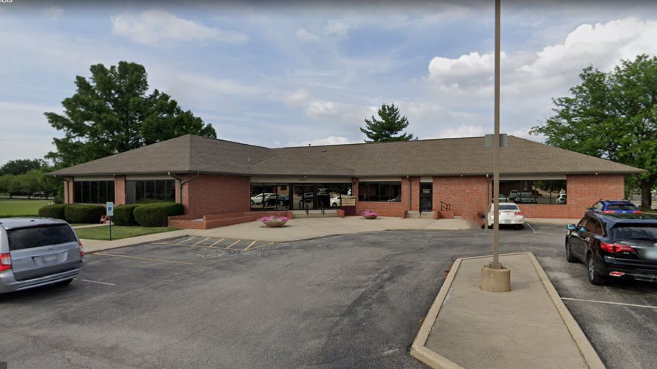 2904 Greenbriar Dr, Springfield, IL 62704