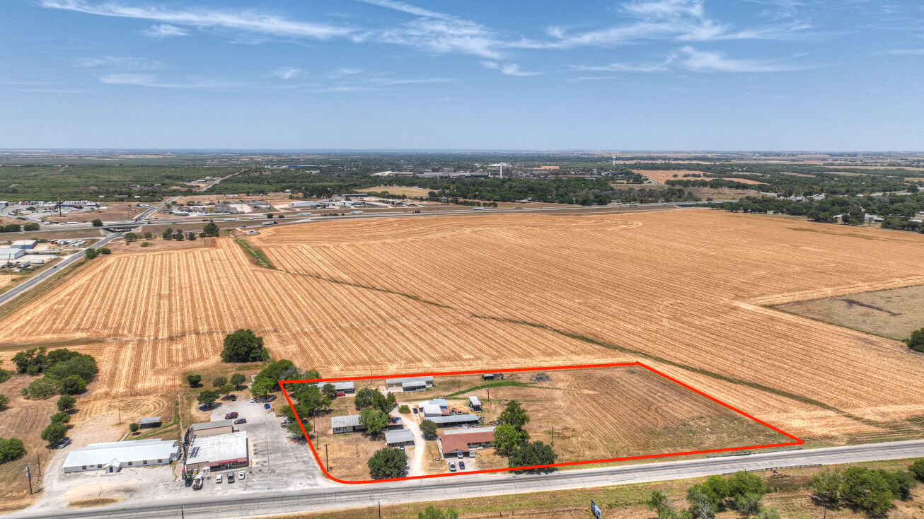 2902 W Kingsbury St, Seguin, TX 78155