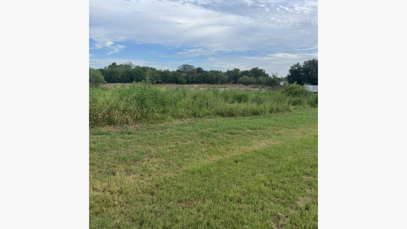 109 Parkside Dr, Floresville, TX 78114