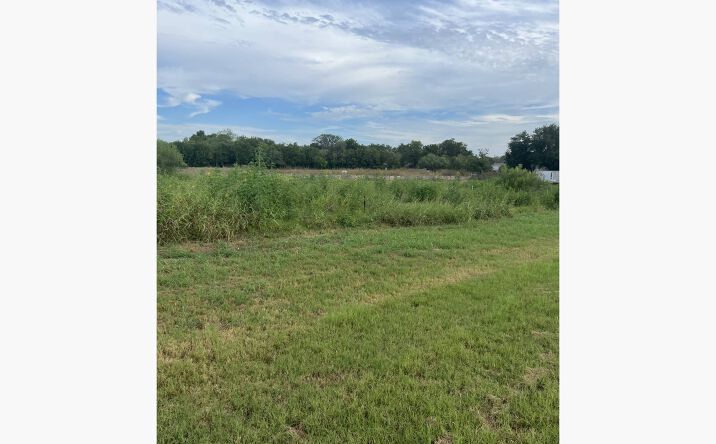 Pictures of Land property located at 109 Parkside Dr, Floresville, TX 78114 for sales - image #1