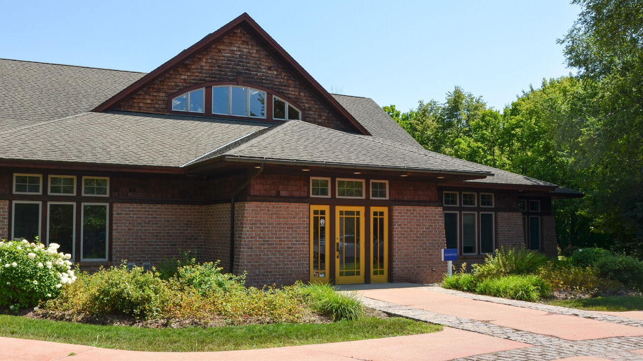 10922 N Cedarburg Rd, Mequon, WI 53092