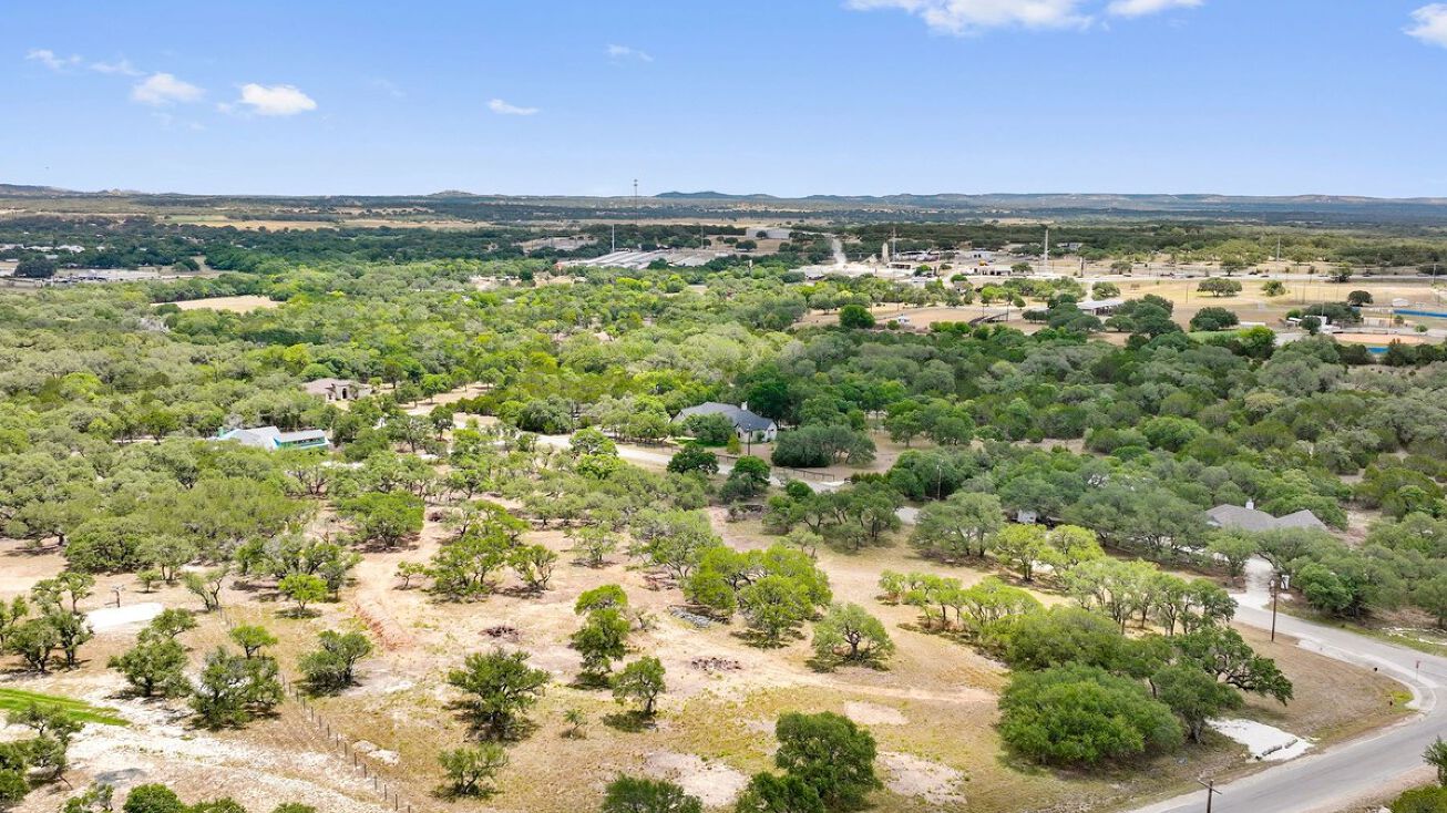 618 Cielo Springs Dr, Blanco, TX 78606
