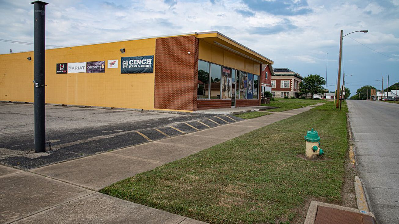 401 W 8th St, Coffeyville, KS 67337