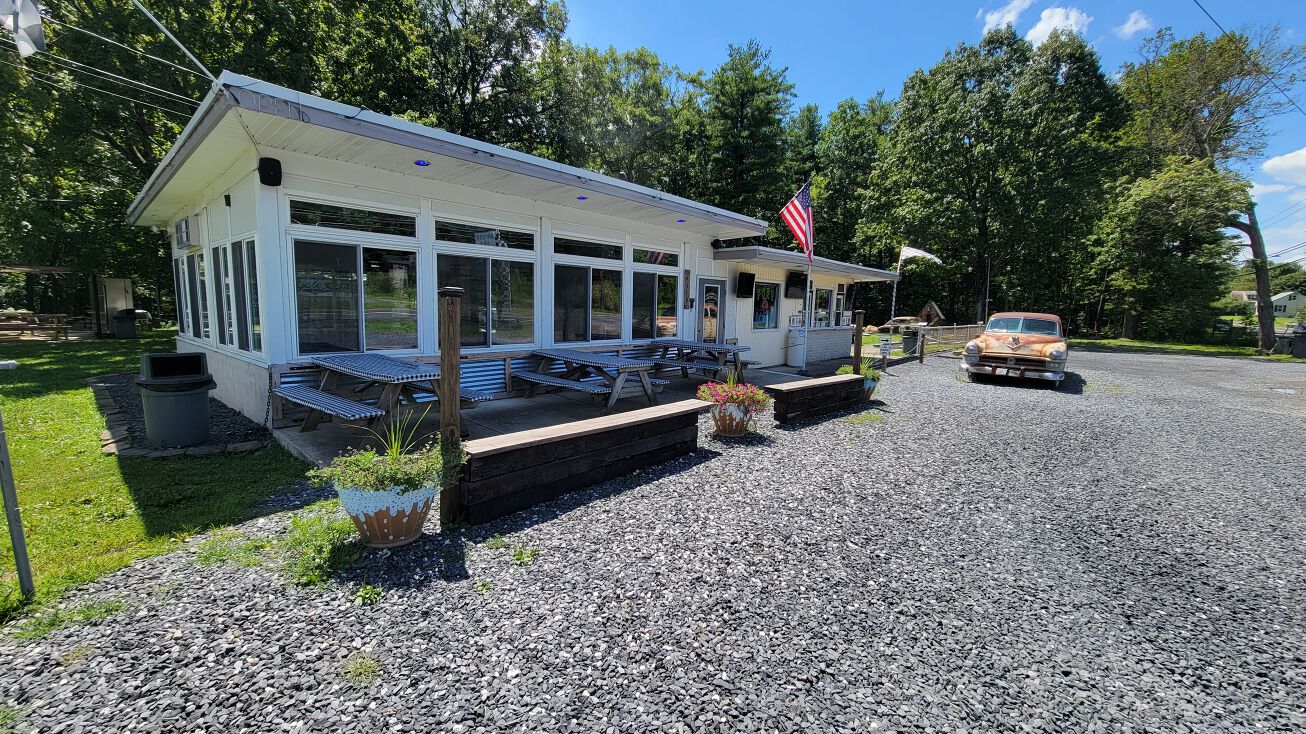 4315 W Mountain View Dr, Walnutport, PA 18088