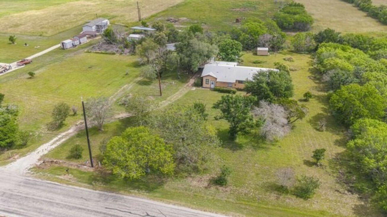 320 N Graytown Rd, Saint Hedwig, TX 78152