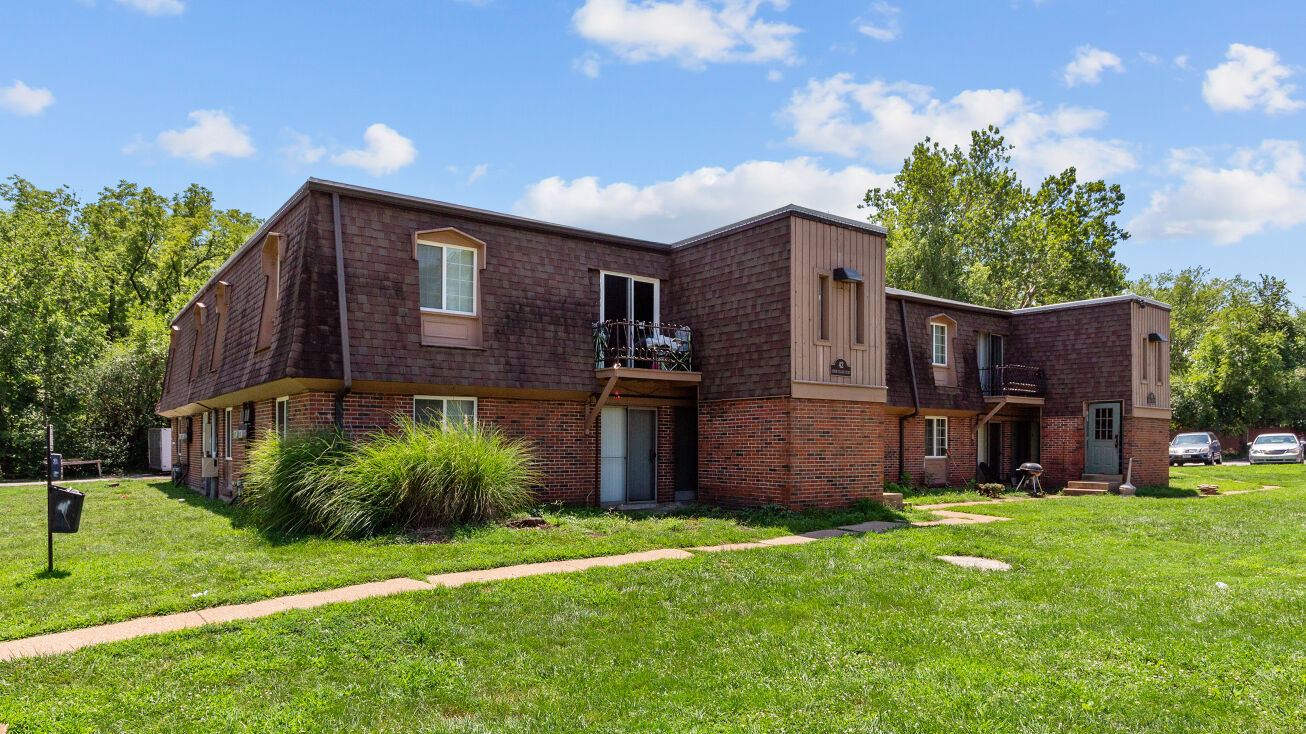 26 Arbor Village Ct, Ferguson, MO 63135