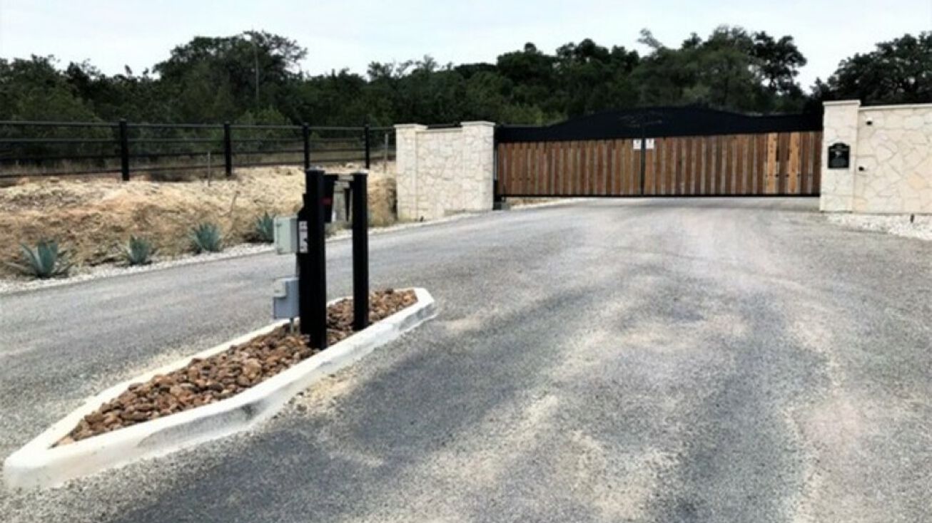 12 Canyon Rim Dr, Helotes, TX 78023