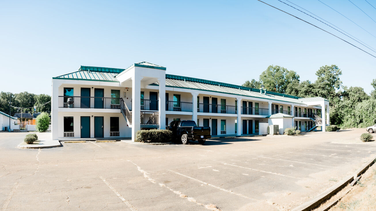 Pictures of Hospitality property located at 337 Devereux Dr, Natchez, MS 39120 for sales - image #1