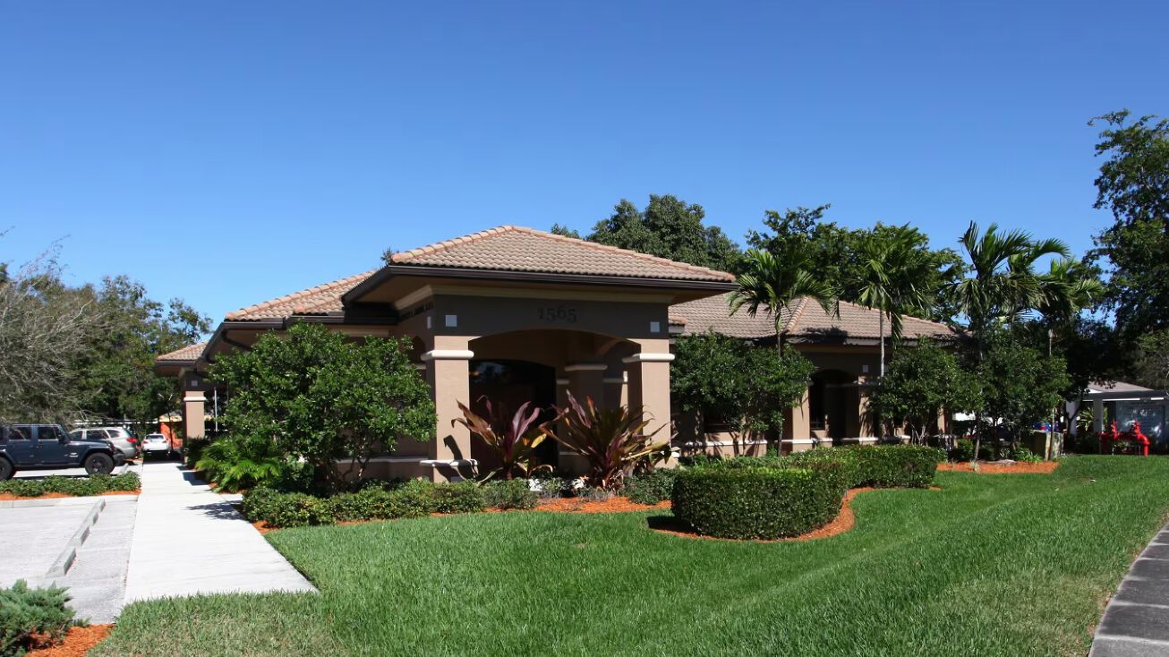 1565 Matthew Dr, Fort Myers, FL 33907