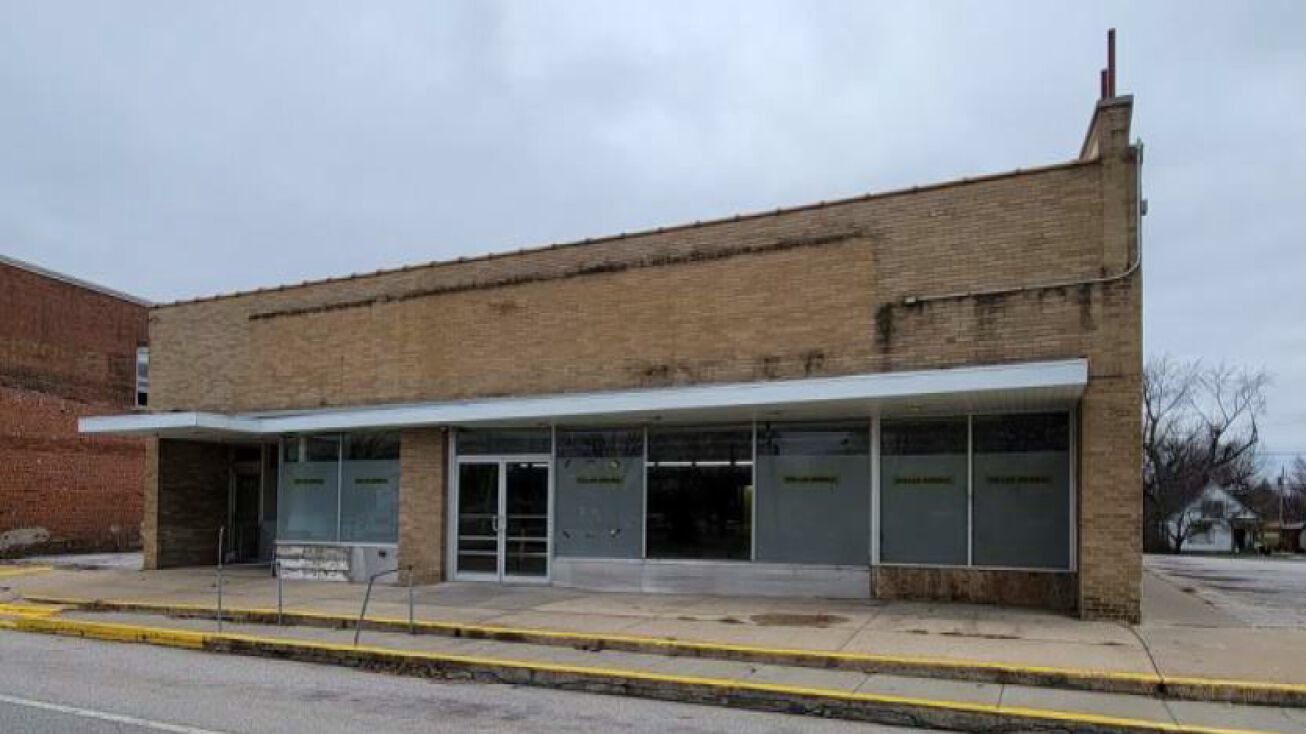 121 S Main St, White Hall, IL 62092