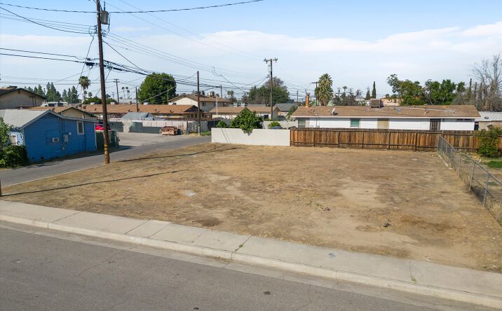 image of property at 3019 PANAMA ST Bakersfield CA 93301-2174