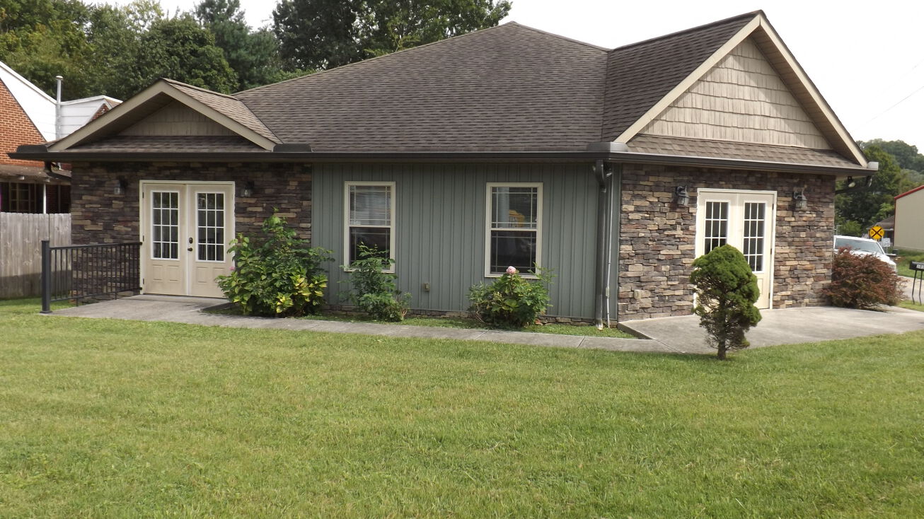 101 Brantley Ln, Jacksboro, TN 37766