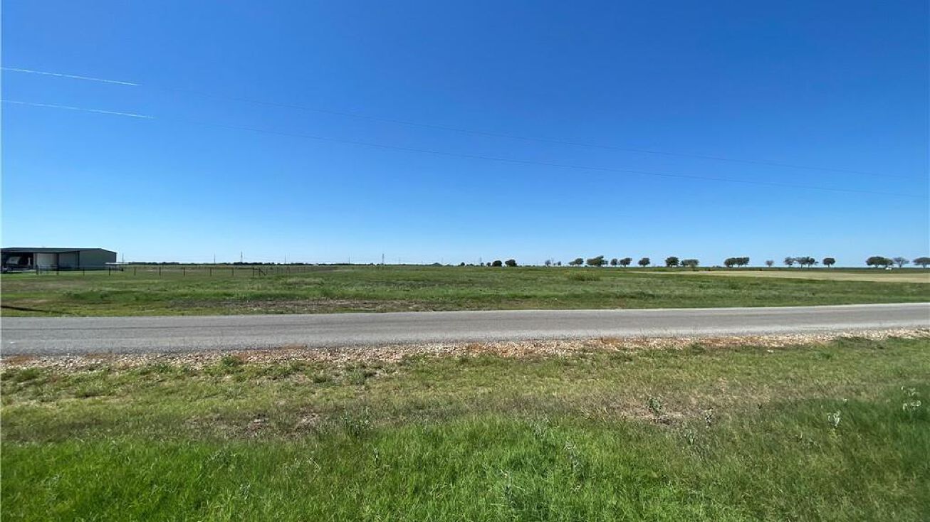 1048 Apache Trl, Rockdale, TX 76567