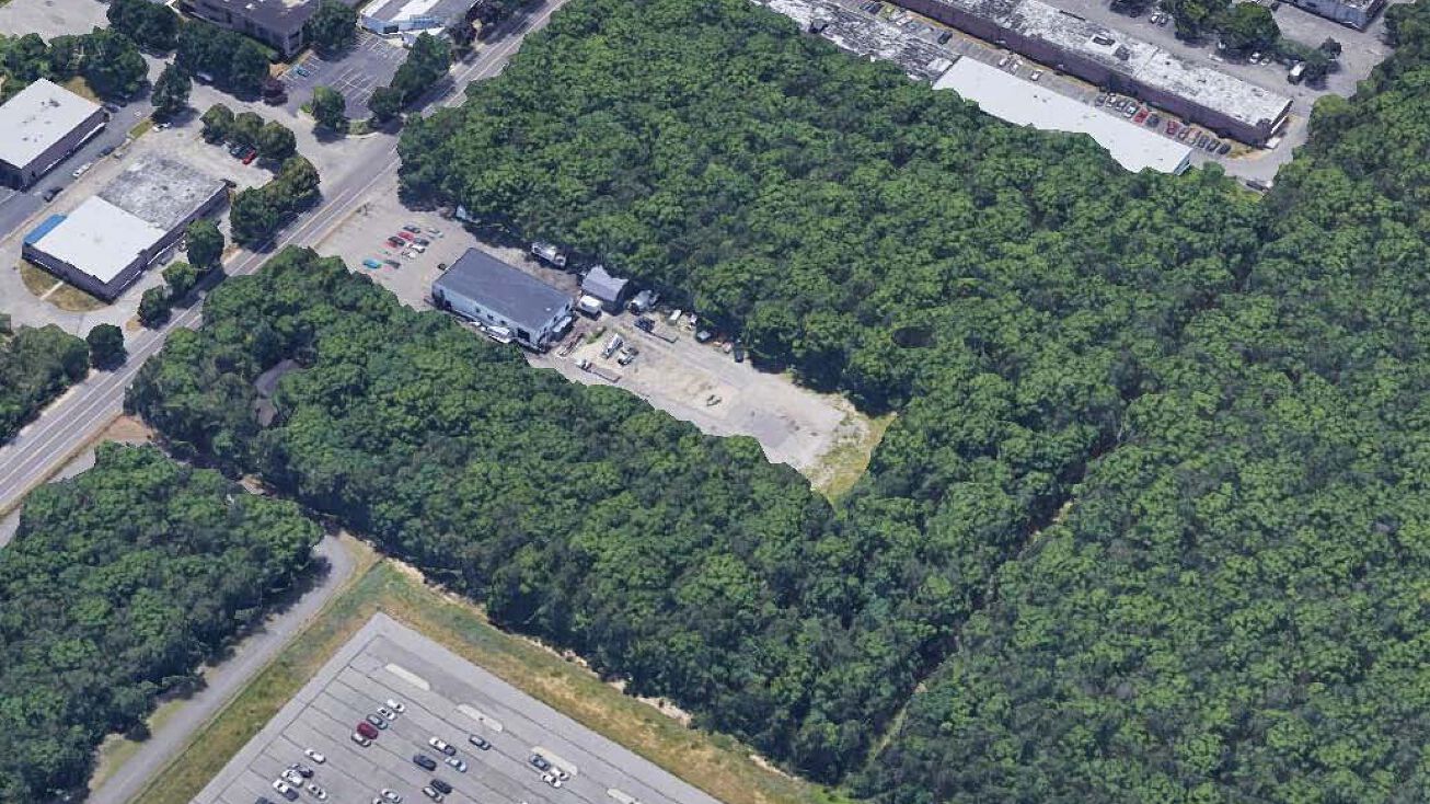 1428 Lincoln Ave, Holbrook, NY 11741