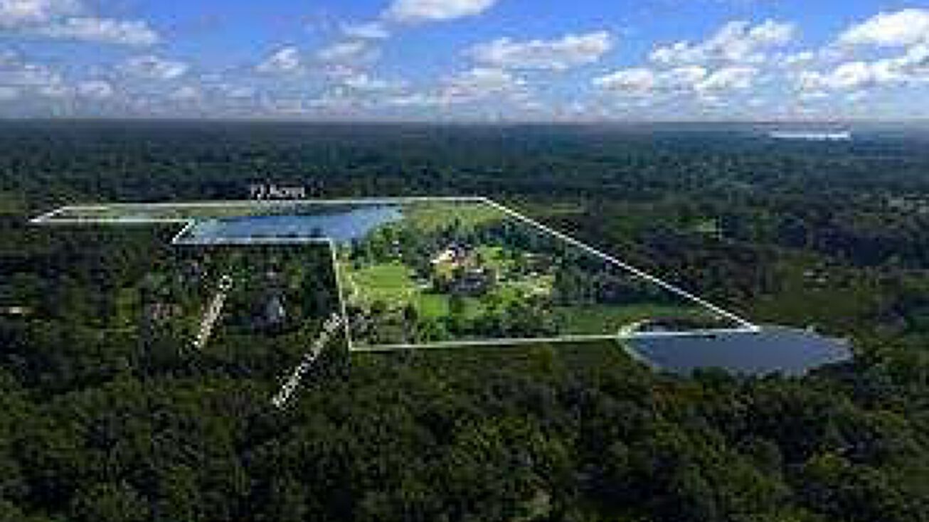 3450 Whitewood Rd, Hamburg, MI 48169