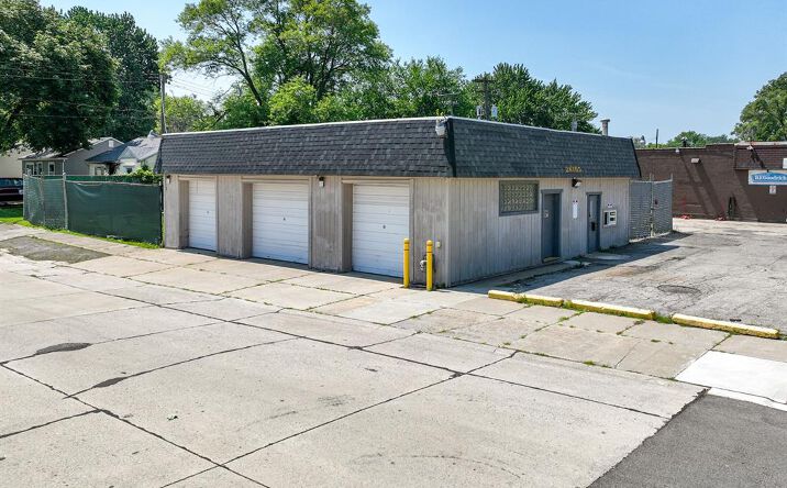 Pictures of Retail property located at 26105 Van Born Rd, Taylor, MI 48180 for sales - image #1