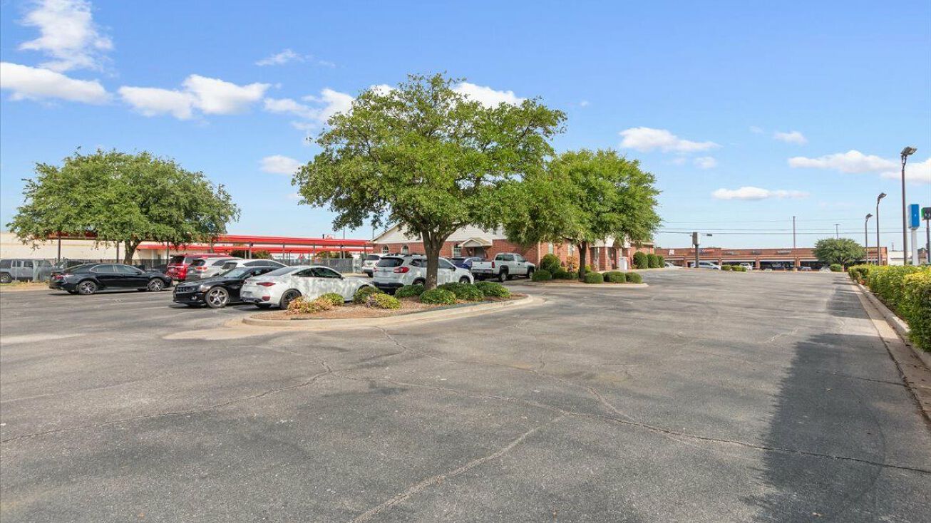 1330 N Valley Mills Dr, Waco, TX 76710